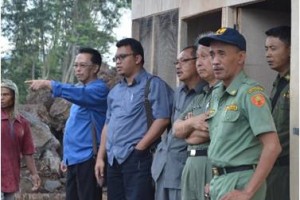 Pansus I DPRD Kuningan saat meninjau lokasi yang diduga tanahnya dialihfungsikan.
